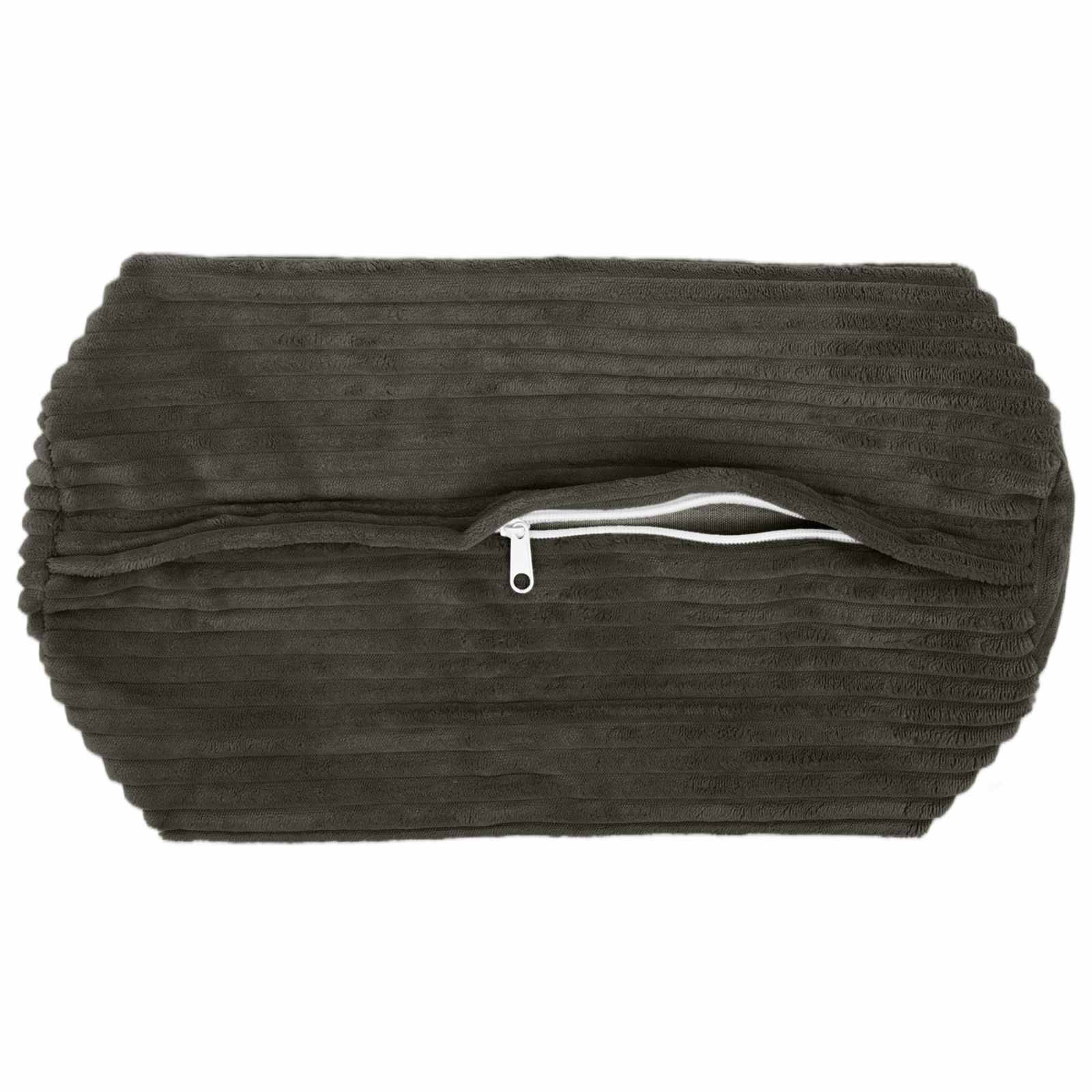 Schwarze gerippte Reißverschlusstasche oder Clutch auf weißem Hintergrund, geschlossen gezeigt mit sichtbarem silbernem Reißverschluss.