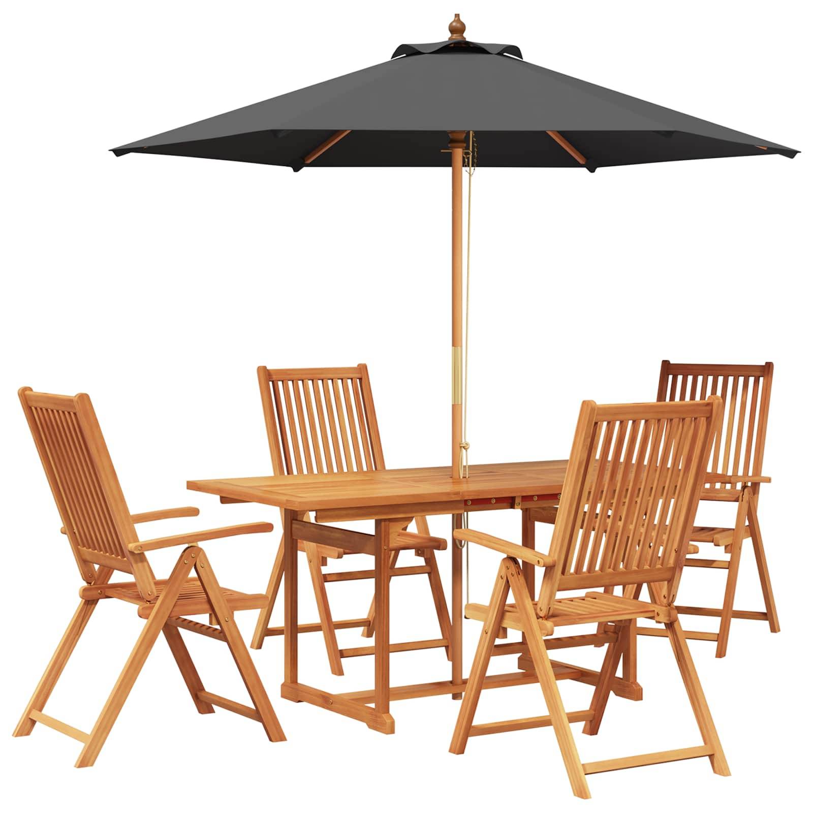Holzmöbel-Set für den Außenbereich mit vier klappbaren Stühlen, einem rechteckigen Tisch und einem großen schwarzen Schirm.