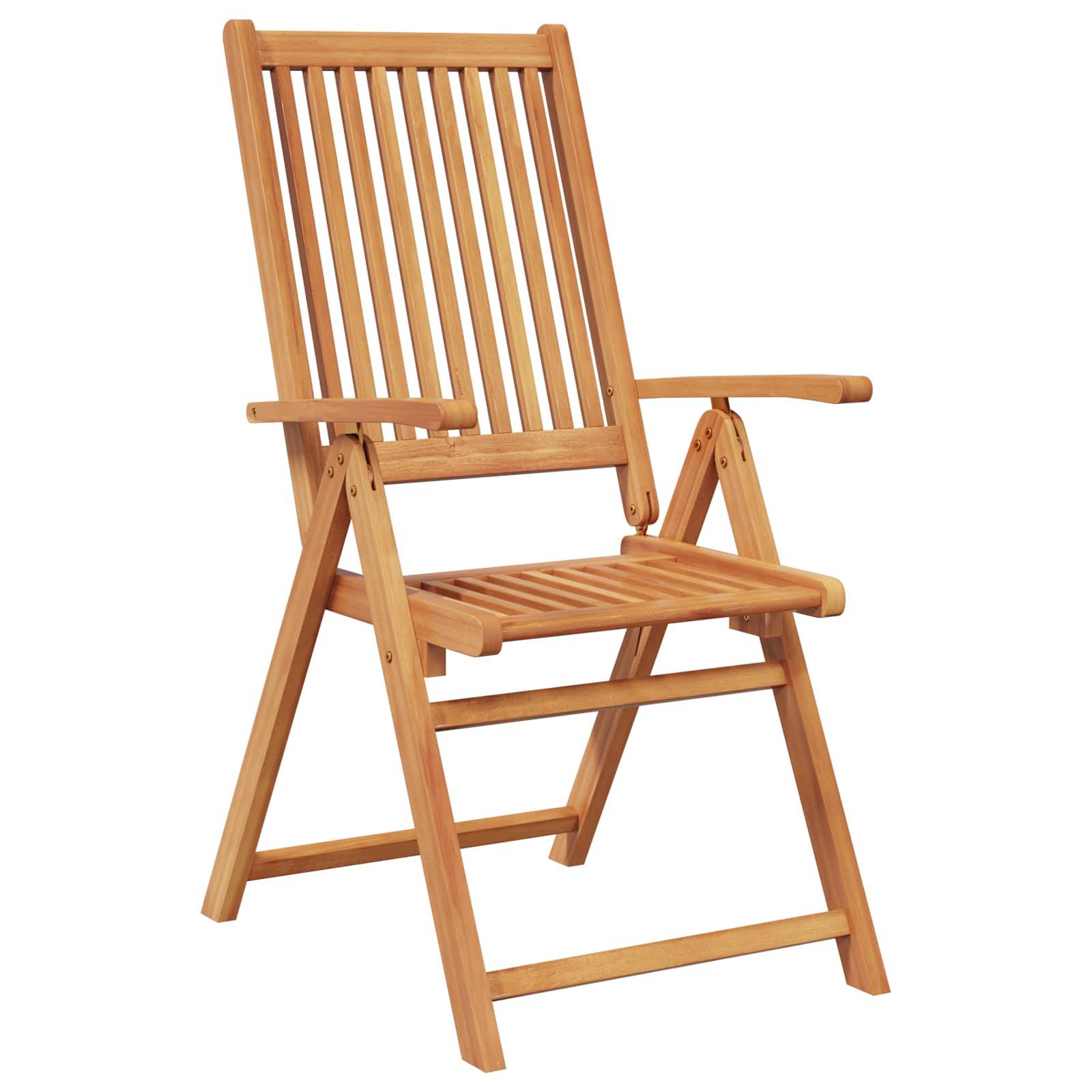 Holzstuhl für den Außenbereich mit Latten an Sitzfläche, Rückenlehne und Armlehnen auf weißem Hintergrund.