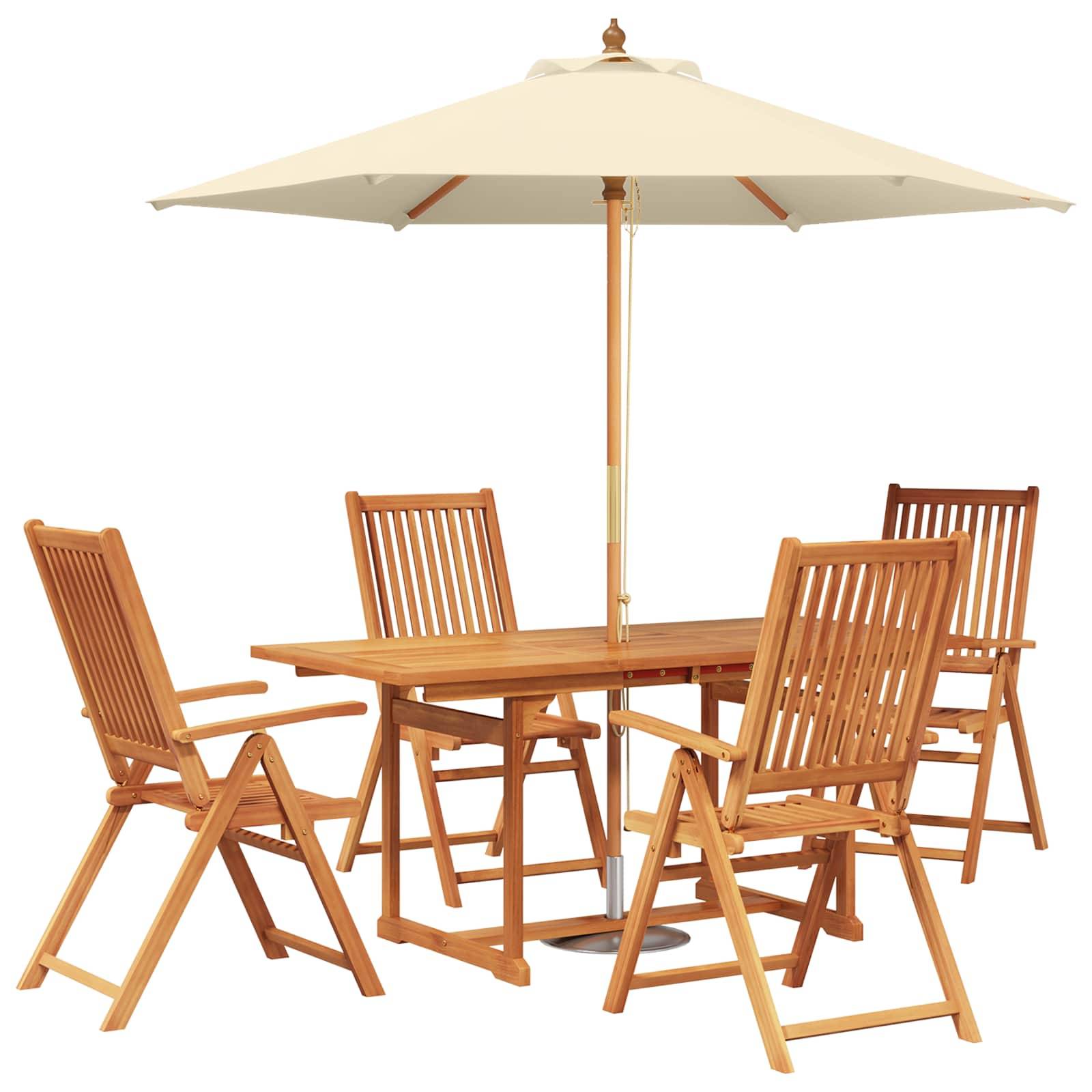 Holz-Terrassenesstisch mit vier klappbaren Stühlen und einem Tisch unter einem großen cremefarbenen Schirm.