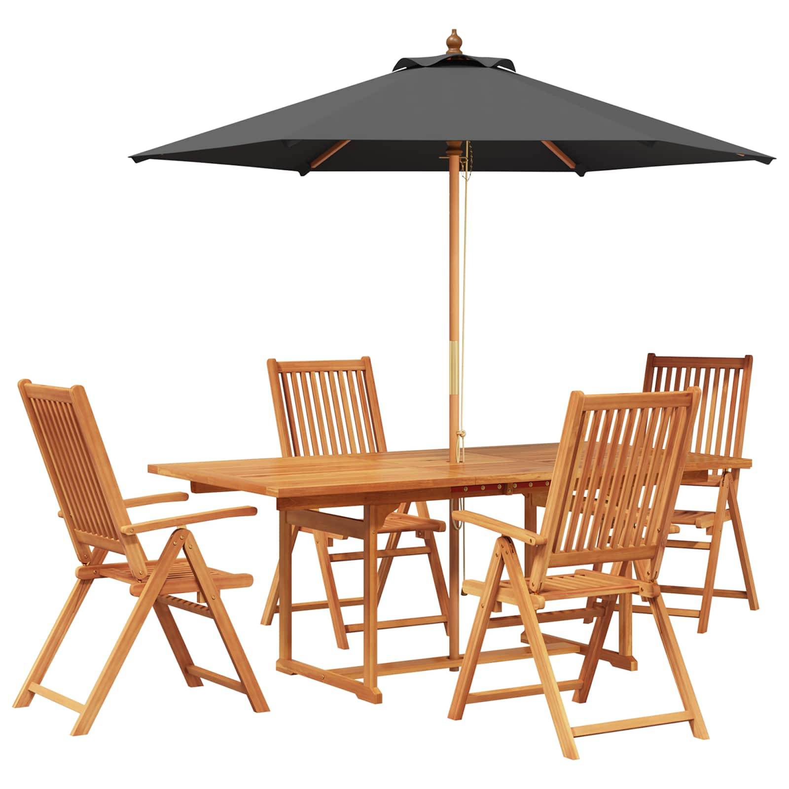 Esszimmer-Set für die Terrasse mit Holztisch und vier Klappstühlen unter einem großen schwarzen Sonnenschirm auf weißem Hintergrund.