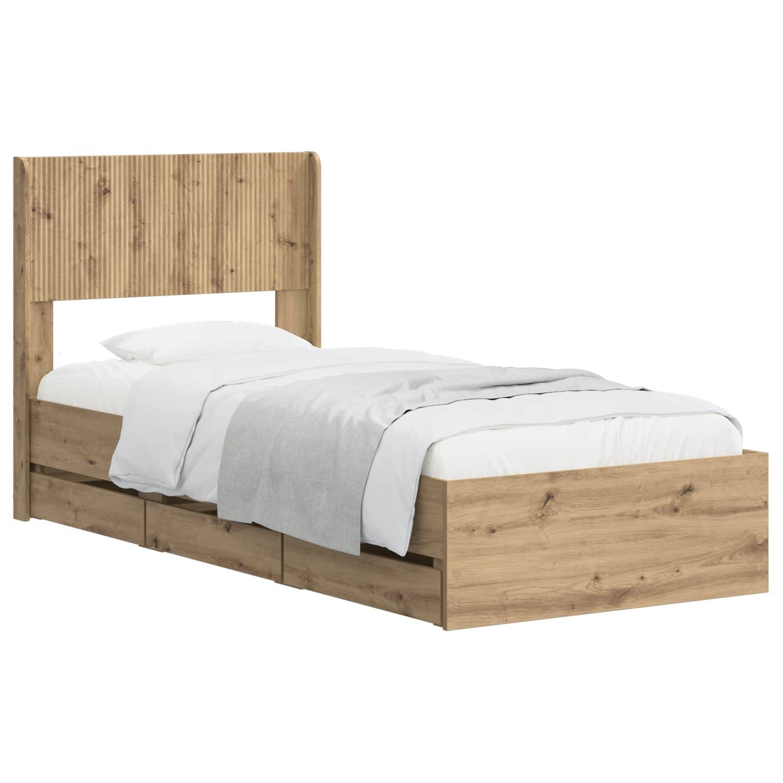Holzbett mit Kopfteil, weiße Bettwäsche und hellgraue Decke auf weißem Hintergrund.