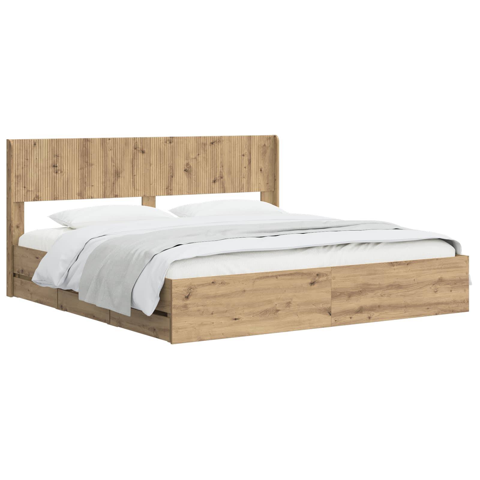 Holzbettrahmen mit hohem Lattenkmopfbrett, niedriger Fußleiste und weißer Bettwäsche vor einfachem weißem Hintergrund.