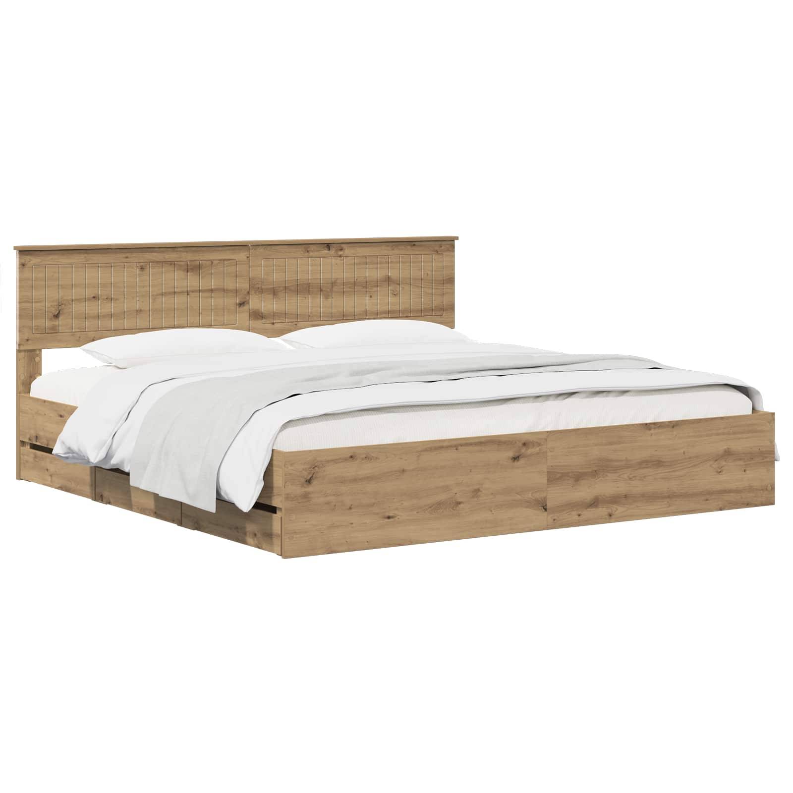 Holzbett mit Plattform und hohem Kopfteil, weiße Bettwäsche, auf einfachem weißem Hintergrund abgebildet.