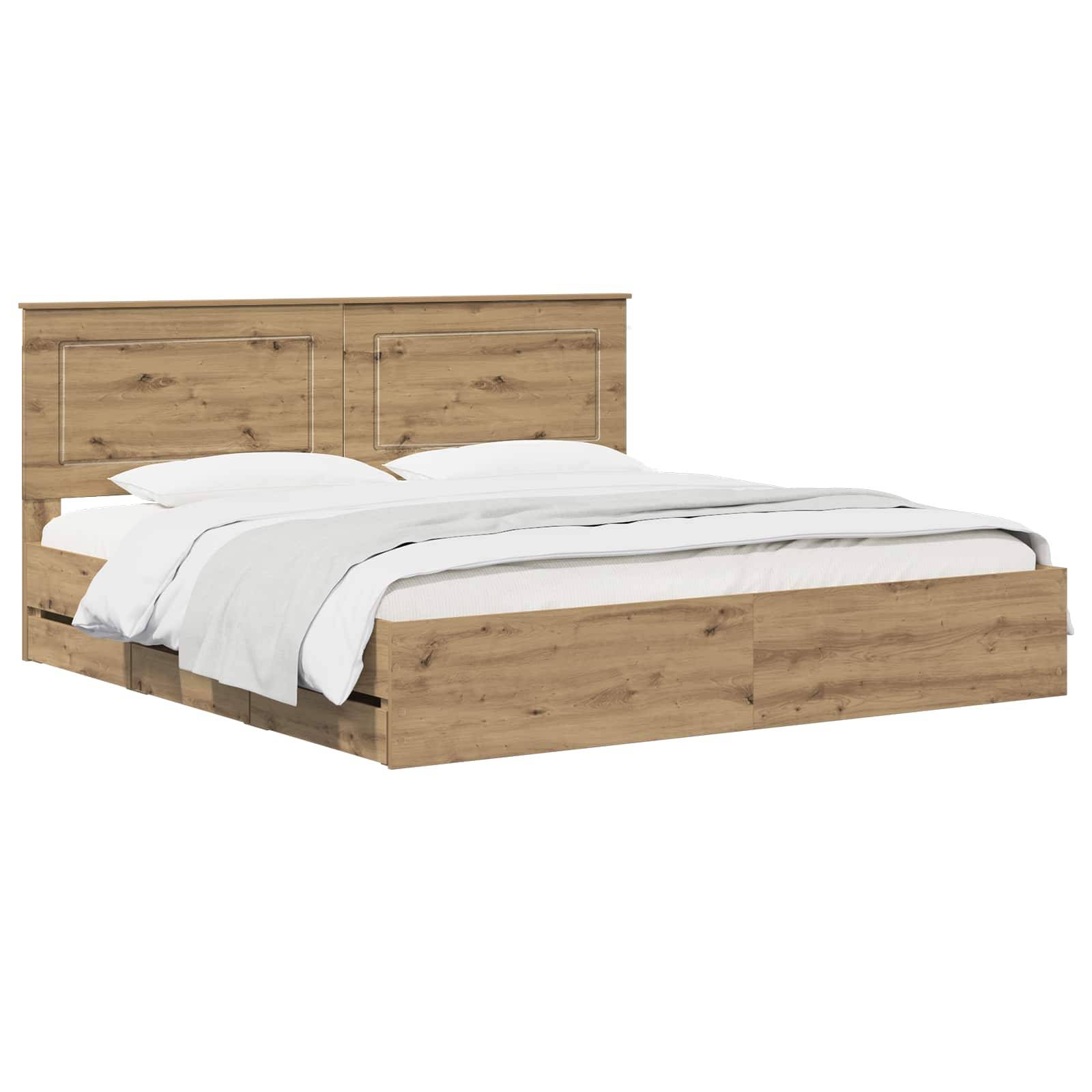 Holzbettgestell mit Kopfteil aus Paneelen, gezeigt mit weißer Bettwäsche auf weißem Hintergrund.