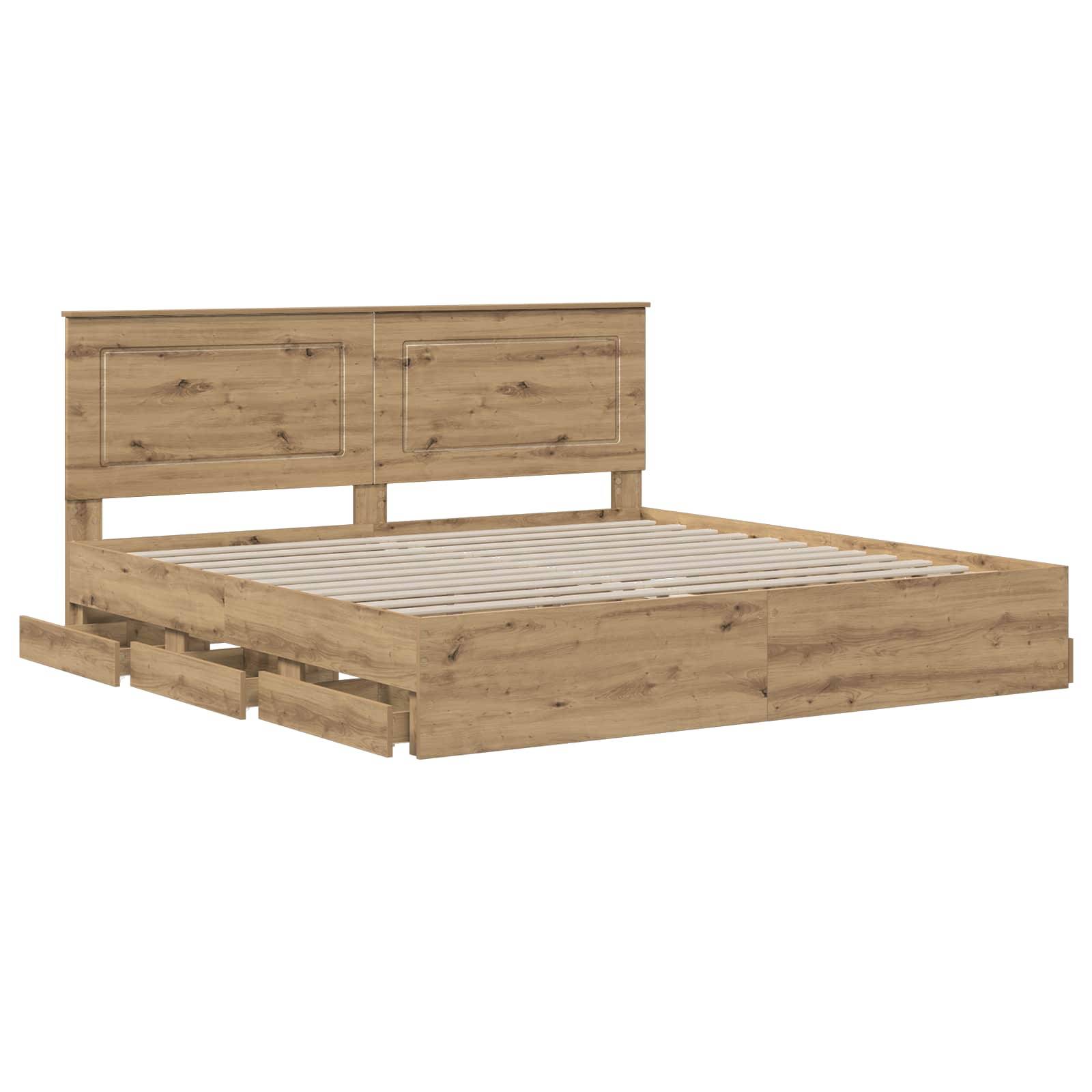 Holzplattformbett mit getäfeltem Kopfteil und niedriger Fußbank, vor weißem Hintergrund dargestellt.