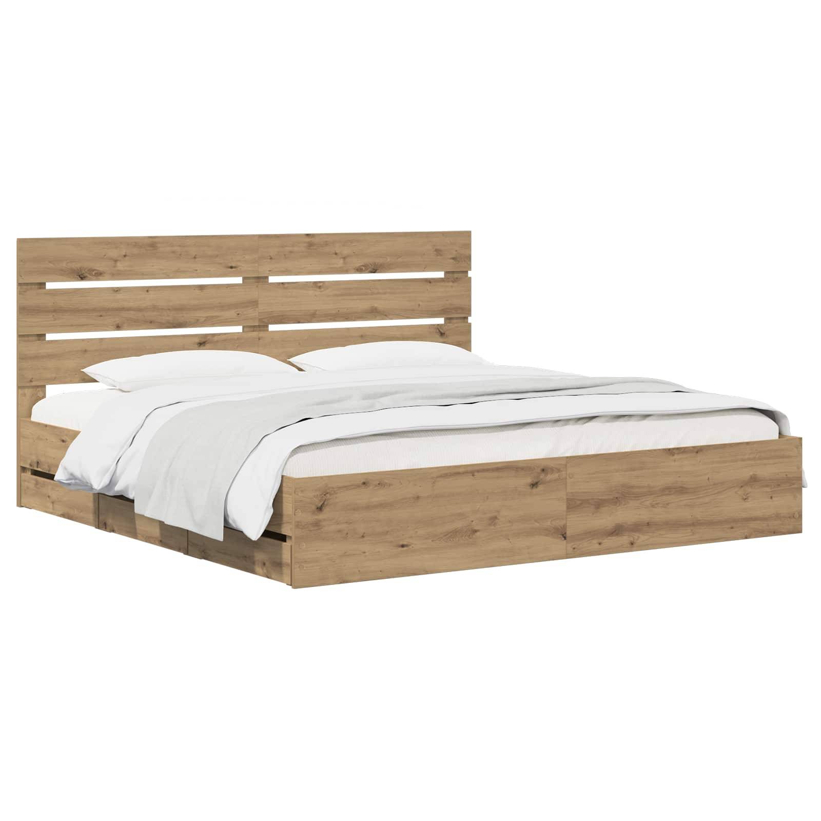 Holzbett mit Lattenrost-Kopfteil und weißer Bettwäsche vor einfachem Hintergrund.