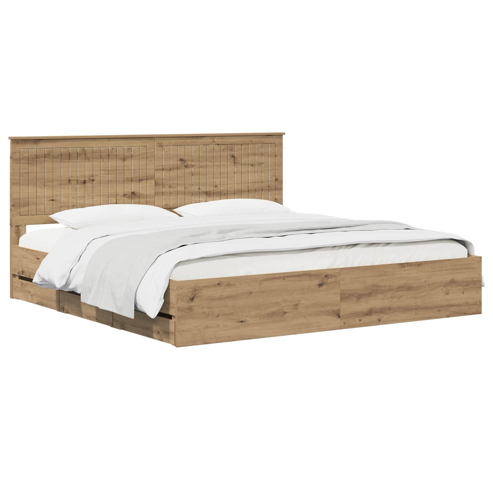 Holzbett mit Plattform und hohem Kopfteil, weiße Bettwäsche, auf neutralem weißem Hintergrund gezeigt.