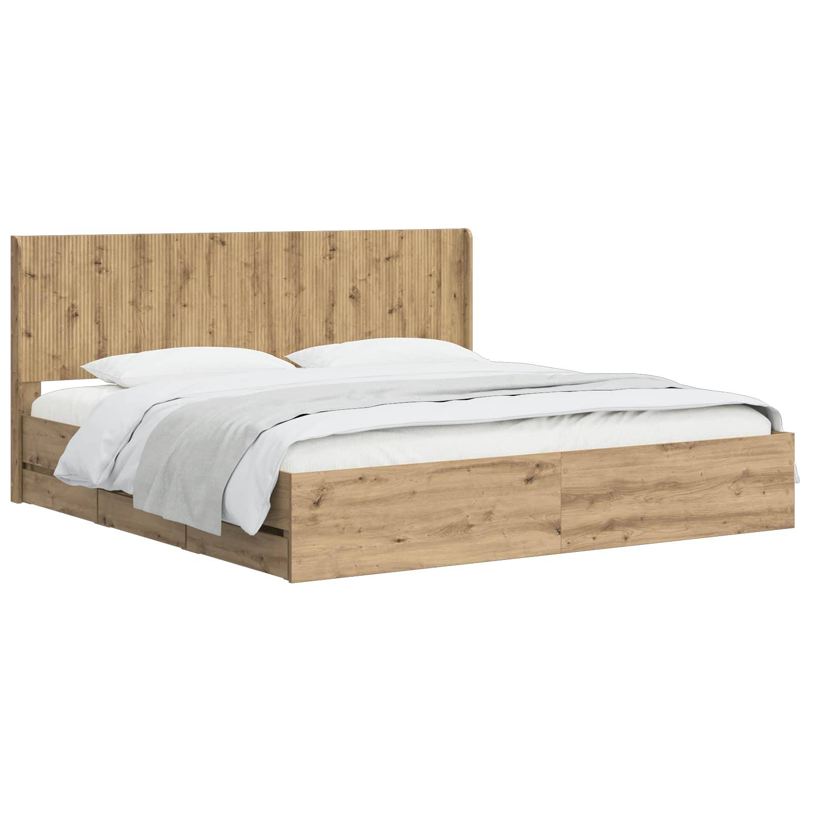 Holzbett mit hohem Kopfteil, helle Bettwäsche und weiße Kissen auf weißem Hintergrund.