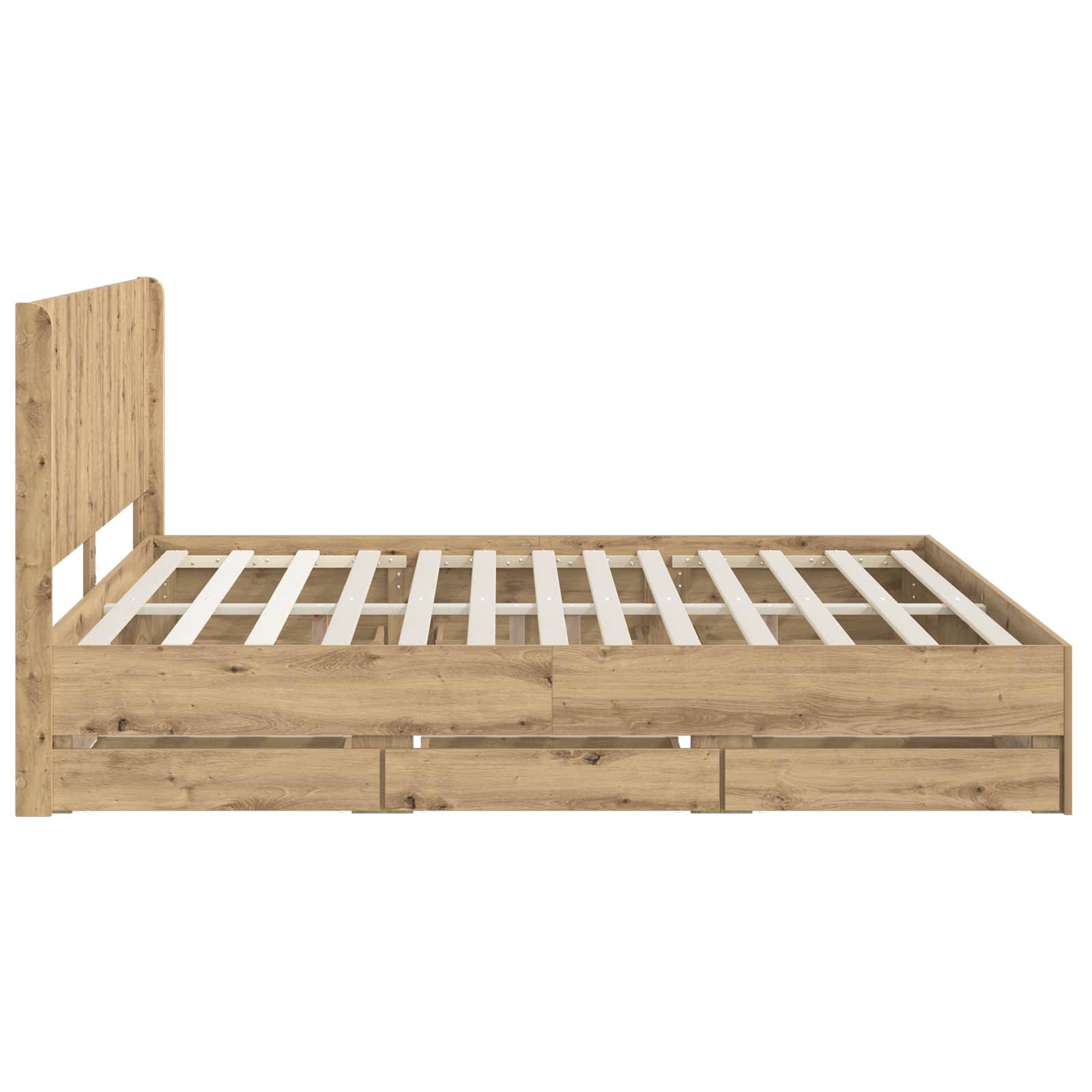 Holzbett mit Kopfteil, Lattenrost und drei Schubladen an der Vorderseite, auf weißem Hintergrund dargestellt.