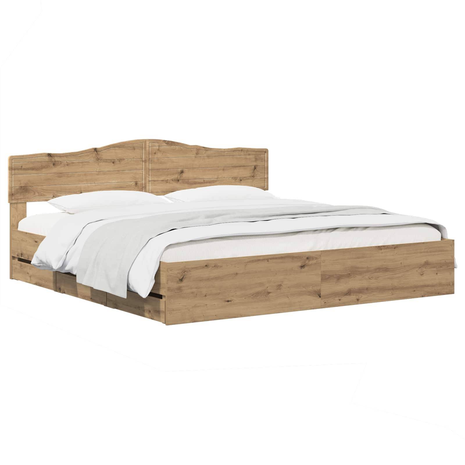 Holzbettgestell mit geschwungener Kopfstütze, bezogen mit weißer Bettwäsche, vor einem einfachen weißen Hintergrund abgebildet.