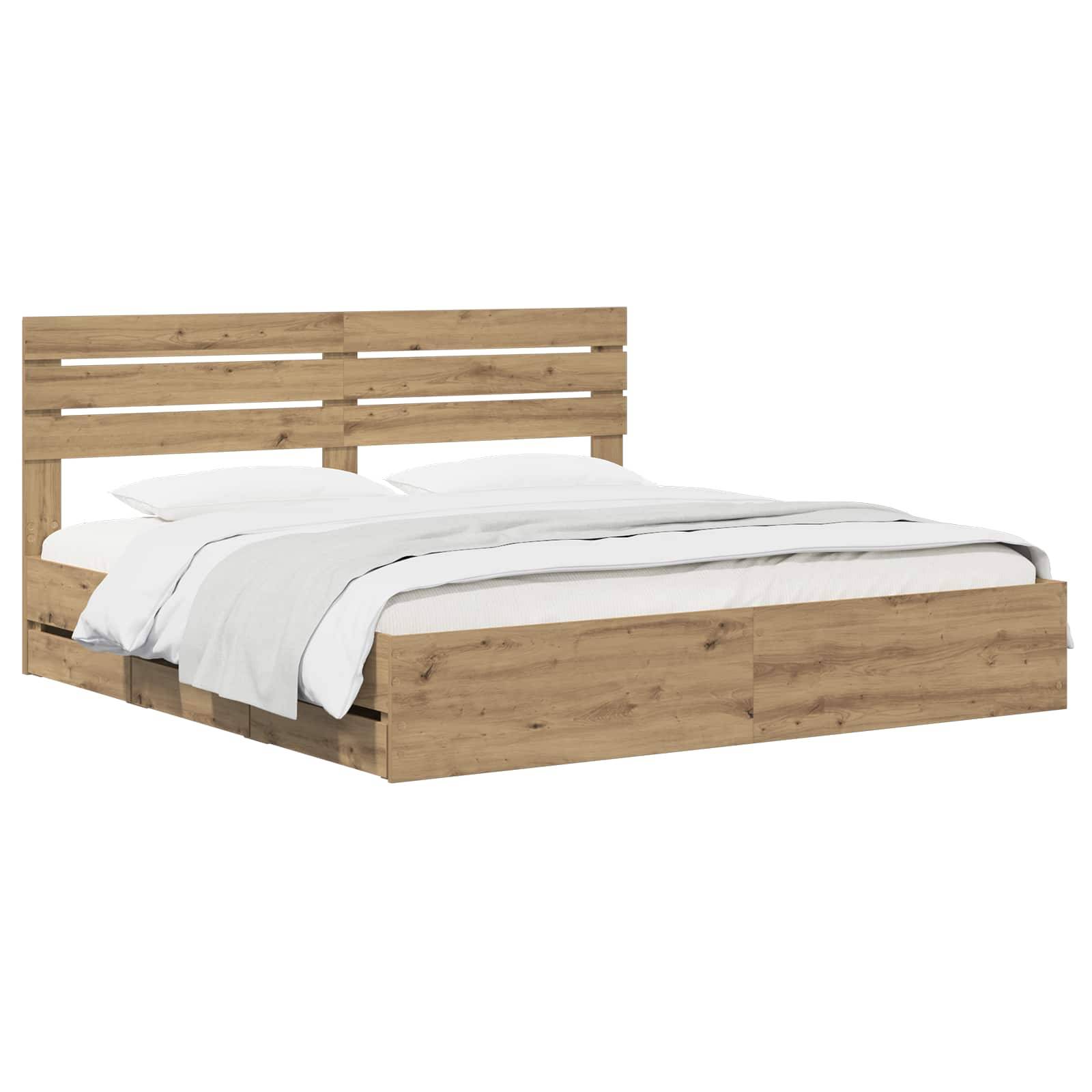Holzbett mit Lattenrost-Kopfteil und weißer Bettwäsche auf weißem Hintergrund.