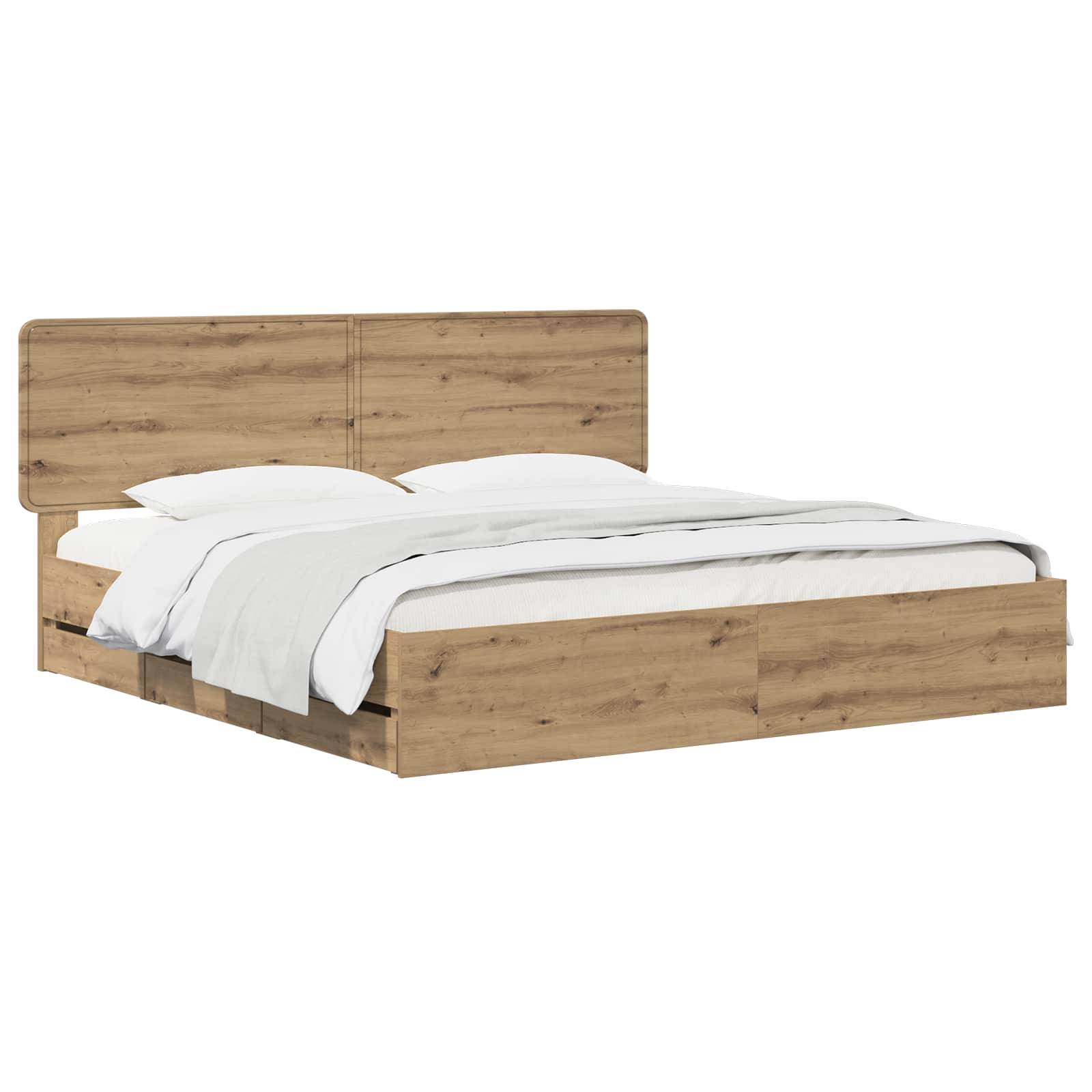 Holzbett mit Plattform und hohem Kopfteil, weiße Bettwäsche, auf weißem Hintergrund dargestellt.