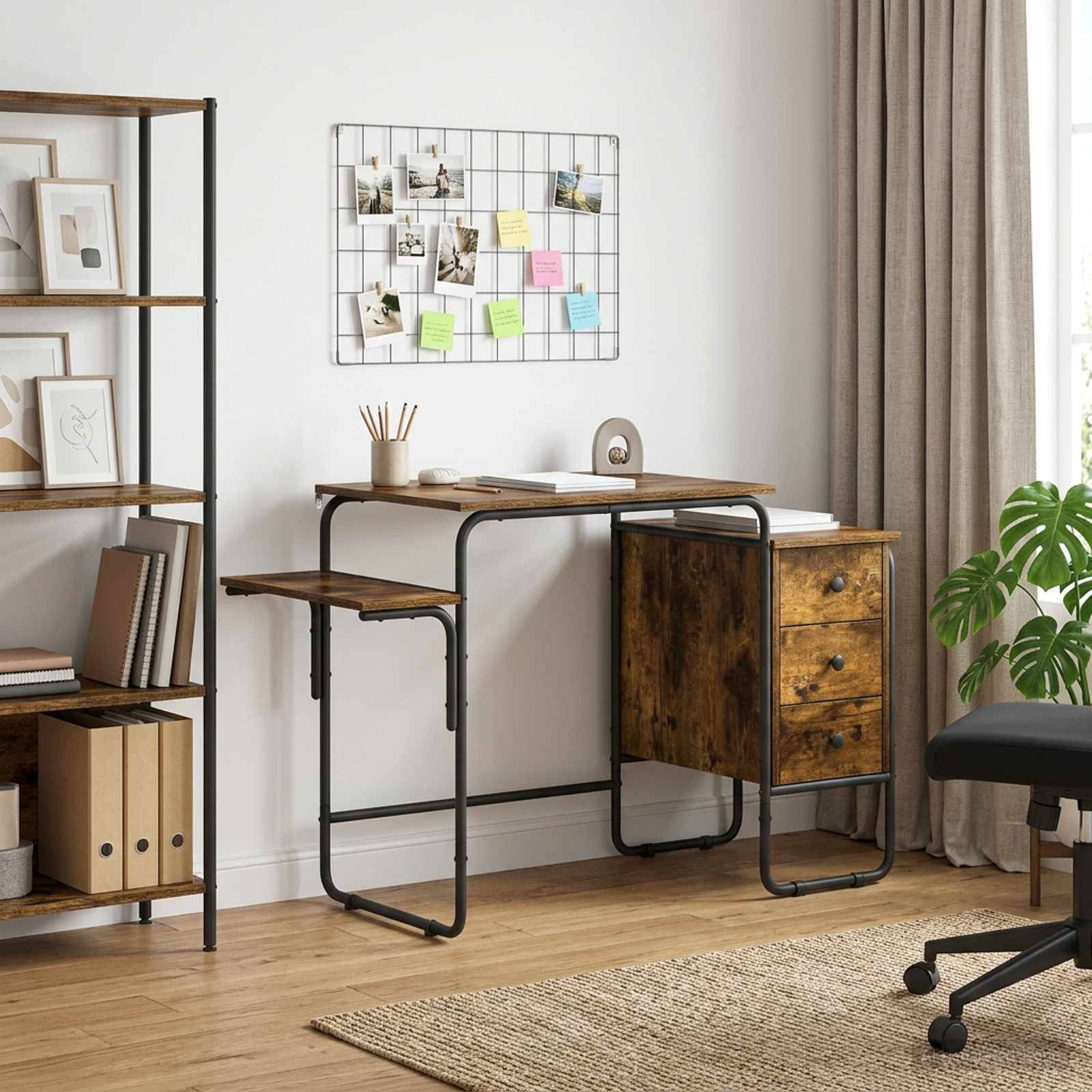 Modernes Homeoffice mit Holzschreibtisch und Stuhl, Regalen, Wandmemoboard, Vorhängen und einer Topfpflanze auf Parkettboden.