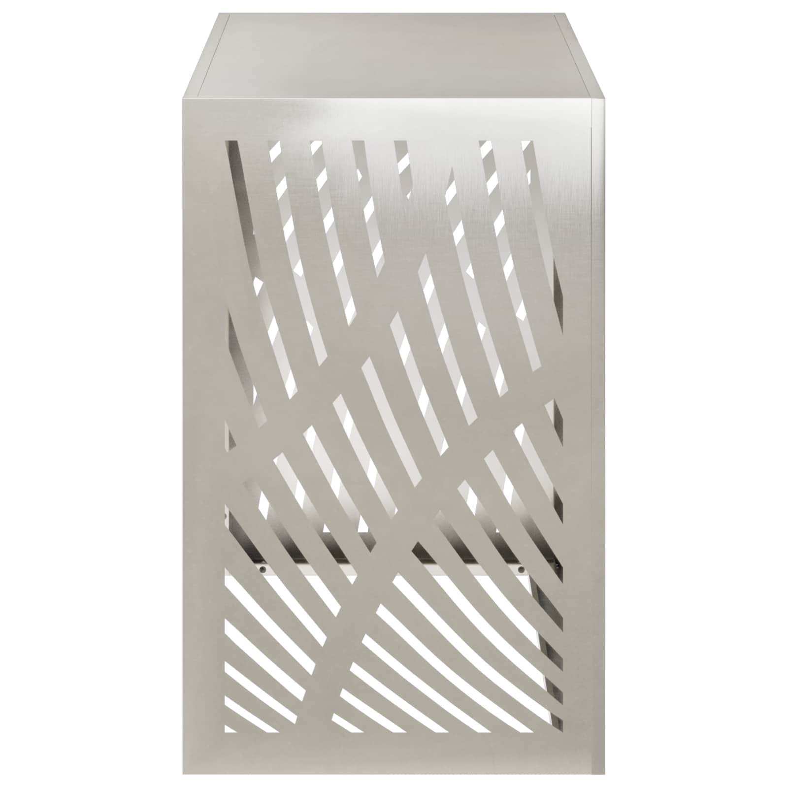 Hoher beiger Metallschrank mit einer Frontplatte aus diagonal angeordneten Schlitzausschnitten, die ein geometrisches Muster bilden.