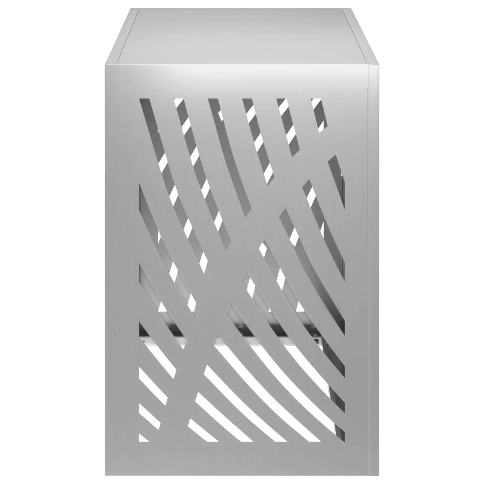 Silbernes belüftetes Schrank mit diagonal geschlitzten Ausschnitten auf der Frontplatte, vor weißem Hintergrund dargestellt.