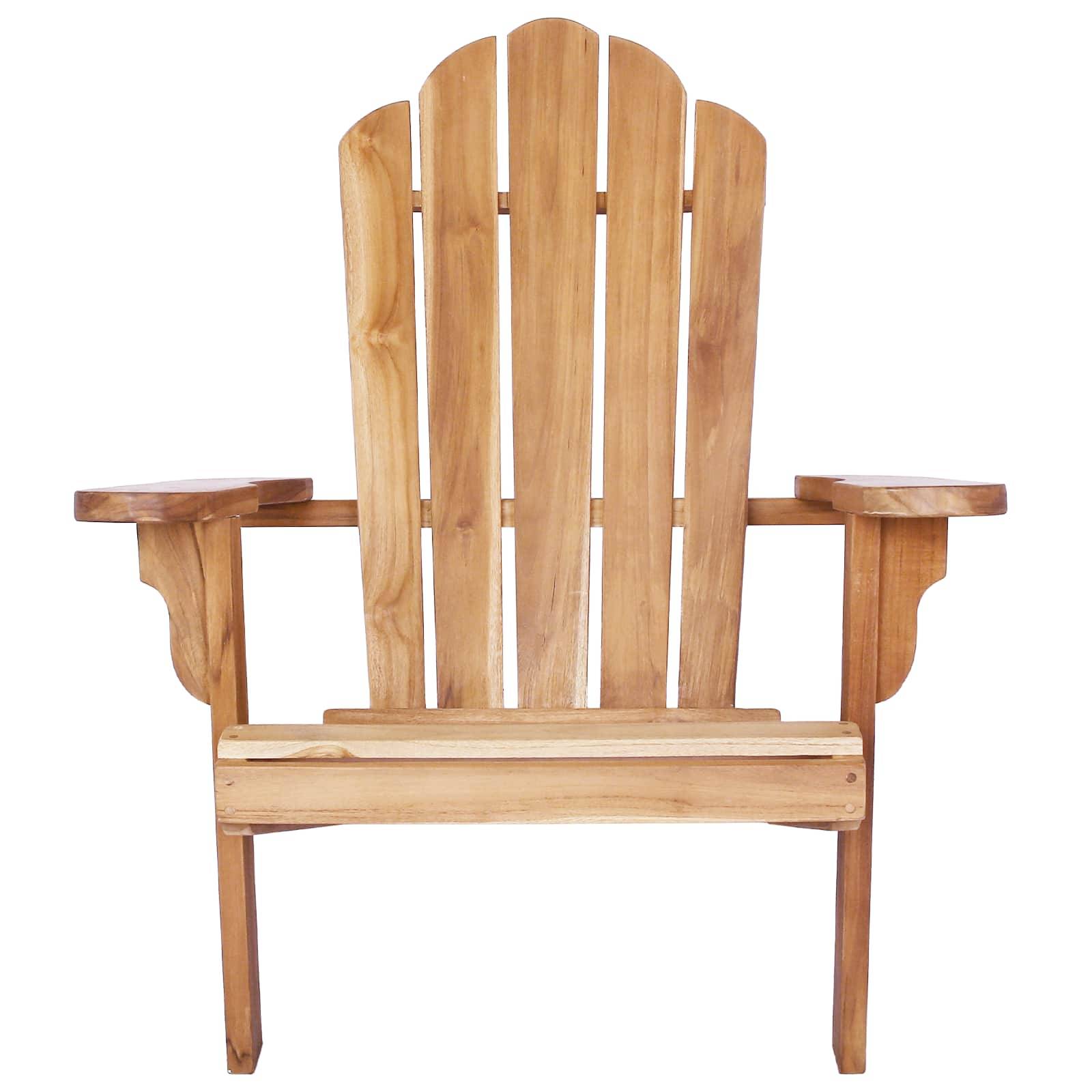 Ein Stuhl im Adirondack-Stil aus Holz mit Lattenkrücke und breiten Armlehnen, dargestellt vor weißem Hintergrund.
