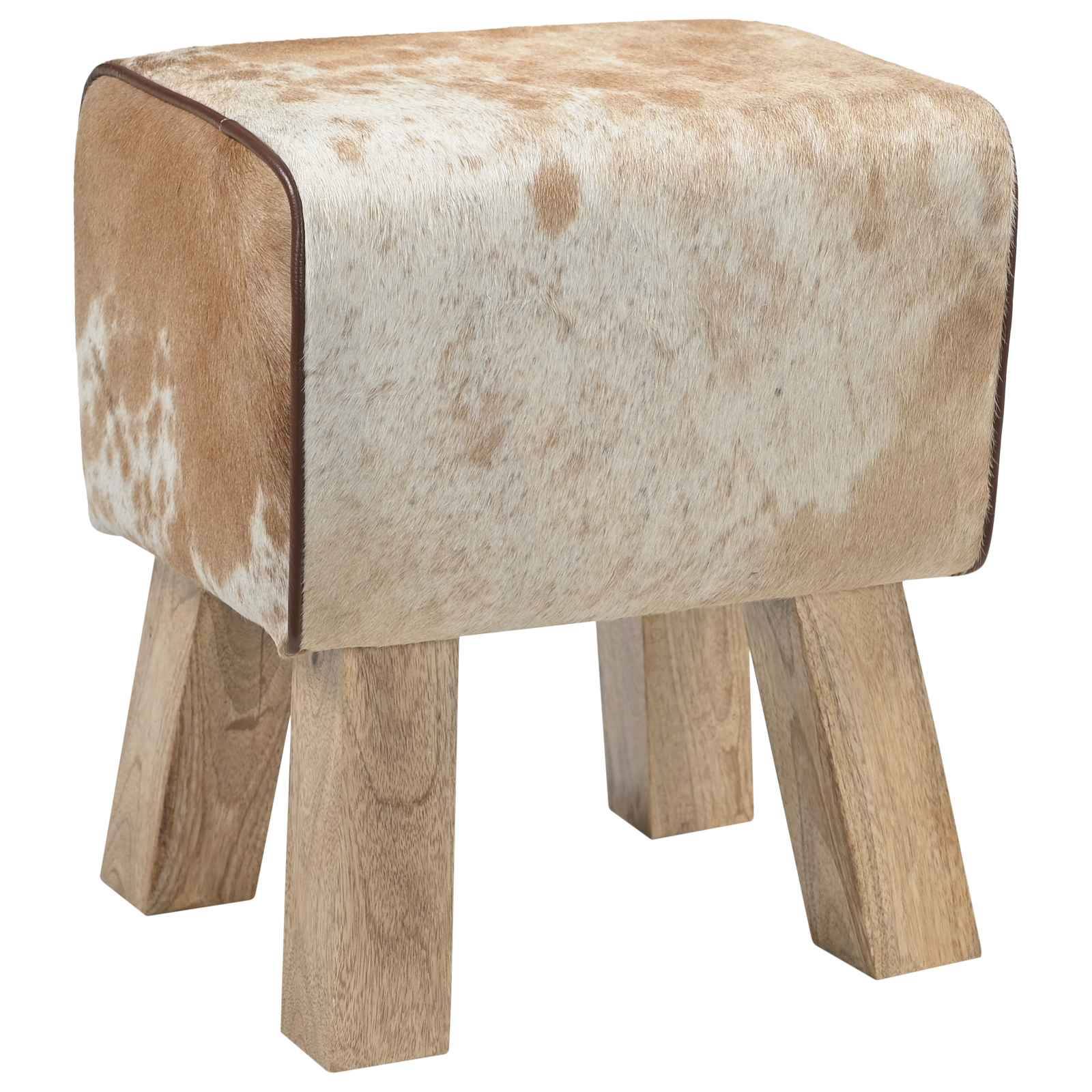 Ein kleines gepolstertes Rindsleder-Sitzkissen mit vier Holzbeinen auf weißem Hintergrund.