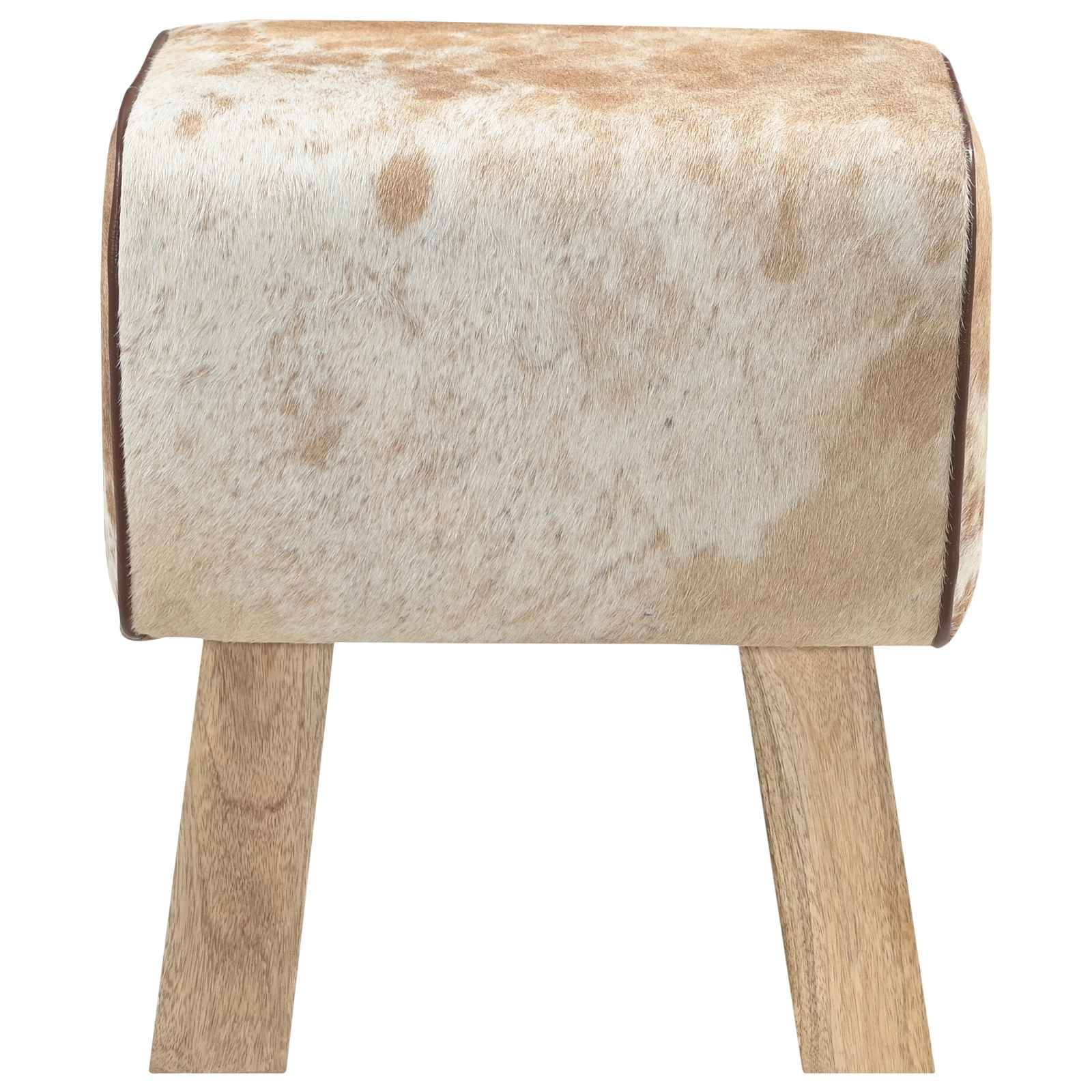 Kleiner pelzbezogener Holzhocker mit zwei angewinkelten Beinen auf weißem Hintergrund