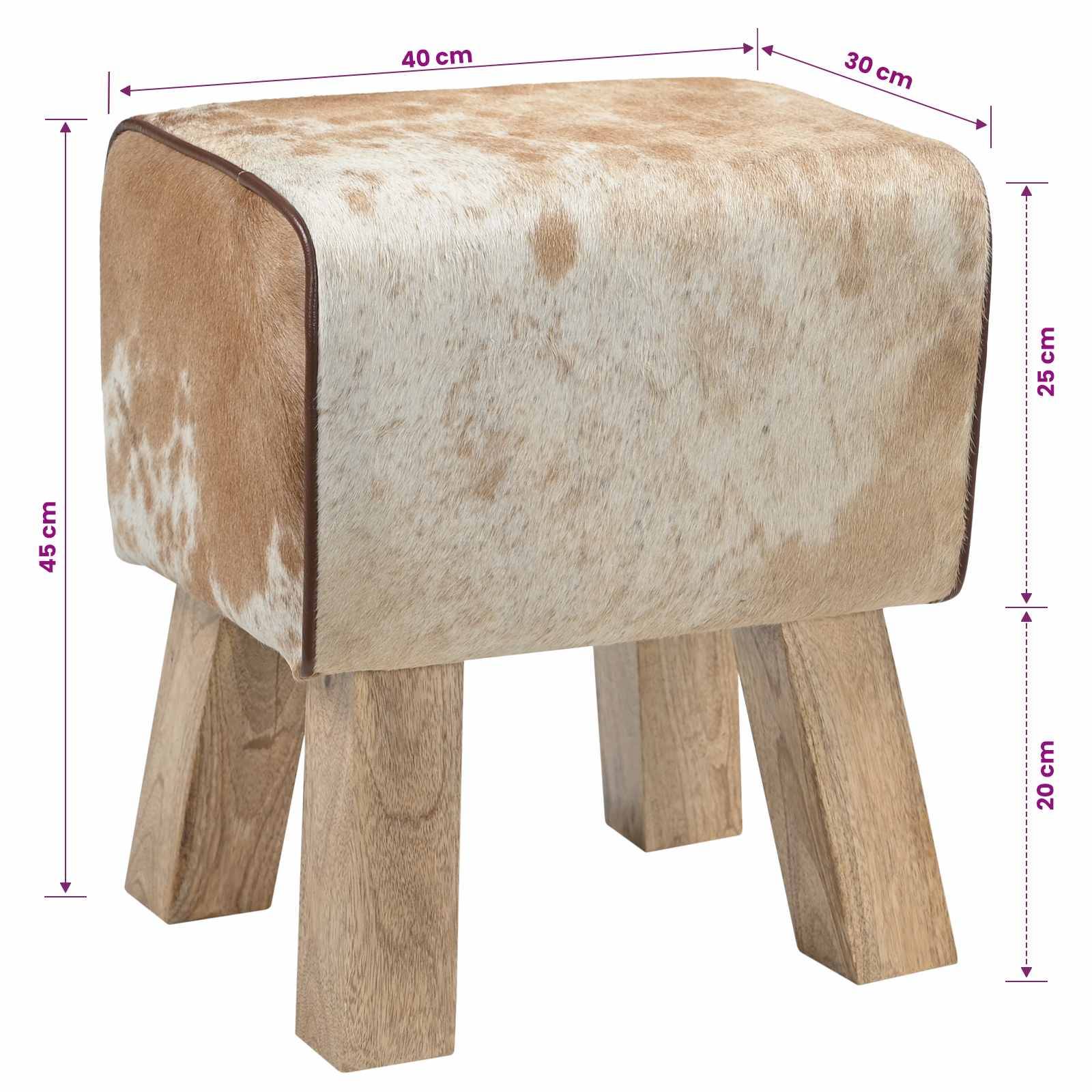 Holzhocker mit Rindslederbezug und vier Beinen; Abmessungen gekennzeichnet mit 40 cm Breite, 30 cm Tiefe und 45 cm Höhe.