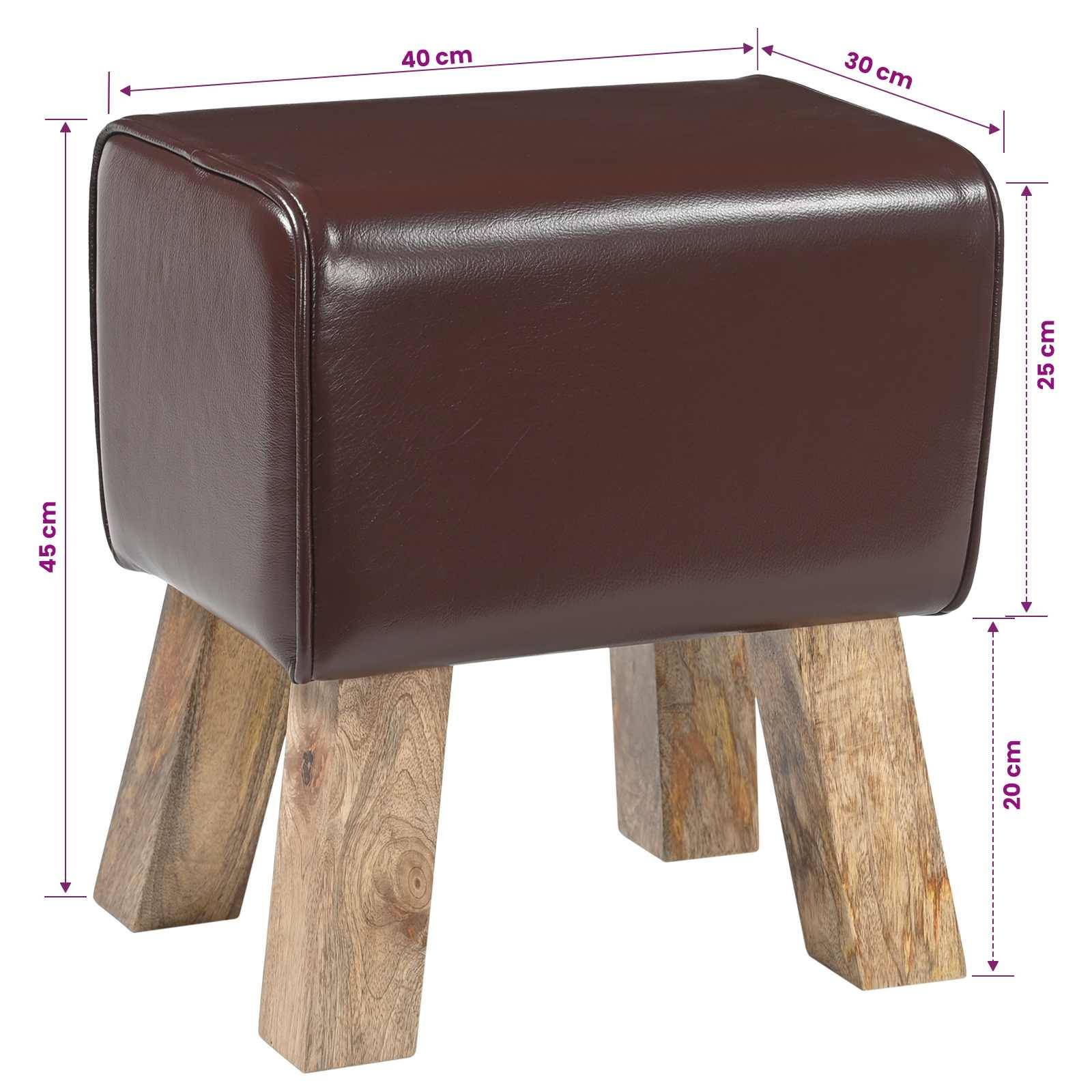 Braunes Leder-Sitzkissen mit vier Holzbeinen, dargestellt mit Maßen: 40 cm breit, 30 cm tief, 45 cm hoch, Sitzhöhe 25 cm, Beinhöhe 20 cm.
