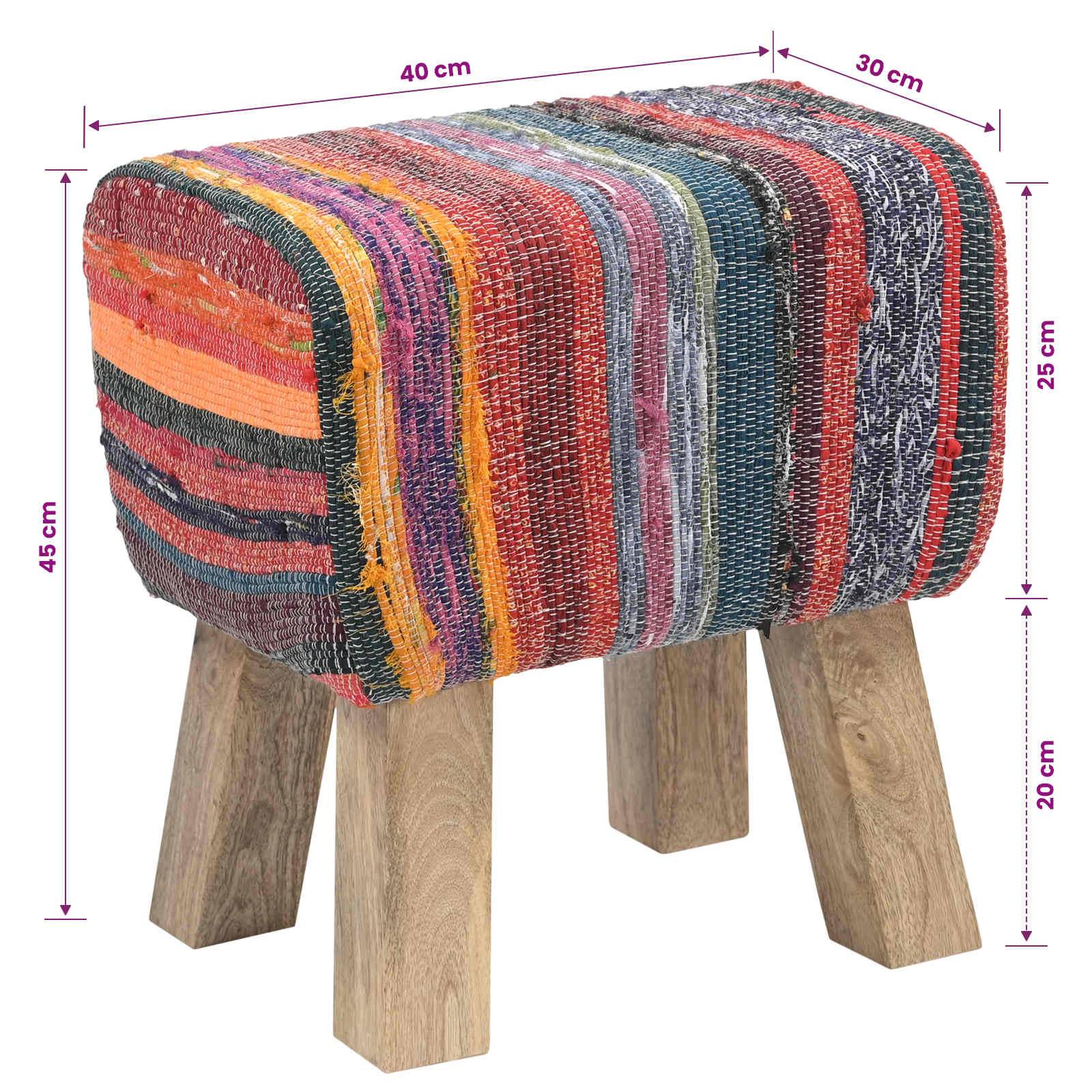 Farbenfroher gestreifter gewebter Polsterhocker oder Schemel mit vier Holzbeinen, dargestellt mit den Abmessungen 40 cm × 30 cm × 45 cm.