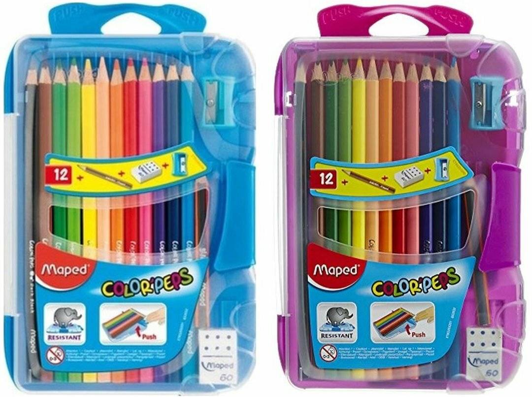 Zwei transparente Kunststoff-Federmäppchen, eines blau und eines violett, jeweils mit 12 Buntstiften und einem Spitzer gefüllt, mit den Aufschriften 