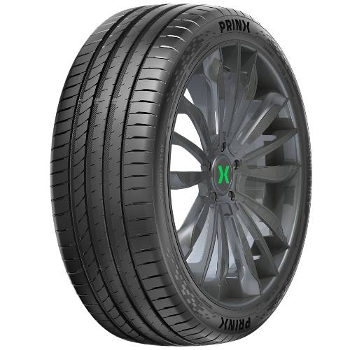 Black Prinx Reifen montiert auf einer grauen Leichtmetallfelge, gezeigt in einer produktartigen isolierten Ansicht vor schwarzem Hintergrund.