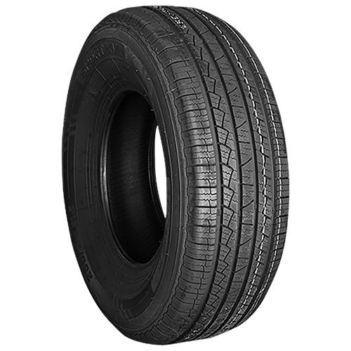 Ein einzelner schwarzer Autoreifen auf einfachem schwarzen Hintergrund, im Winkel positioniert, um das Profil und die Seitenwand zu zeigen.