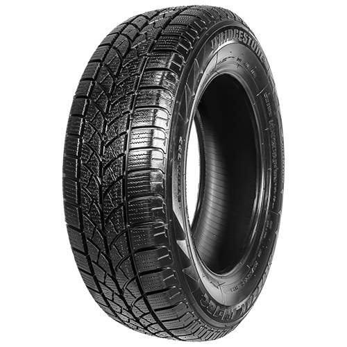 Ein schwarzer Bridgestone-Winterreifen auf einem einfachen schwarzen Hintergrund, im Winkel positioniert, um sein Profil und seine Seitenwand zu zeigen.