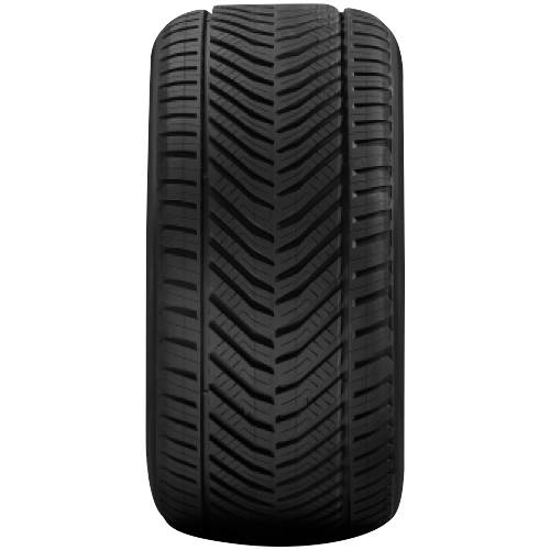 Schwarzer Autoreifen mit V-förmigem Profilmuster, zentriert auf einem schlichten dunklen Hintergrund dargestellt.