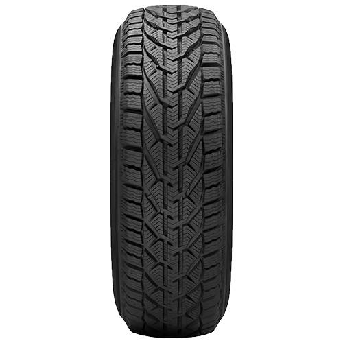 Nahaufnahme eines schwarzen Autoreifens mit tiefem Winterprofil auf einfachem schwarzem Hintergrund.