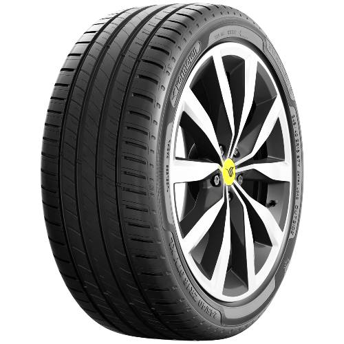 Schwarzer Autoreifer mit silber-schwarzer Leichtmetallfelge auf schwarzem Hintergrund, in Dreiviertelsicht dargestellt.