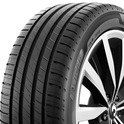 Nahaufnahme eines schwarzen Autoreifens, der auf einer silbernen Leichtmetallfelge montiert ist, zeigt das Profilmuster und die Seitenwandbeschriftung.