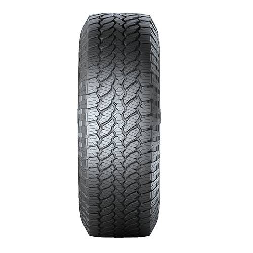 Einzelner schwarzer Geländereifen aufrecht vor schwarzem Hintergrund präsentiert, wobei das Profilmuster hervorgehoben wird.