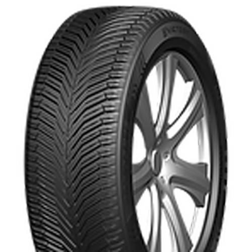 Ein schwarzer Autorreifen, montiert auf einer silbernen Leichtmetallfelge, gezeigt auf einem einfachen schwarzen Hintergrund.