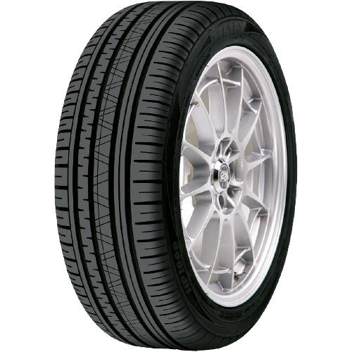 Einzelner Autoreif mit silbernem Leichtmetallrad auf schwarzem Hintergrund, gezeigt aus einer Dreiviertelperspektive.