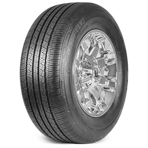 Ein schwarzer Ganzjahresreifen mit einer glänzenden Chromfelge, isoliert auf schwarzem Hintergrund dargestellt.