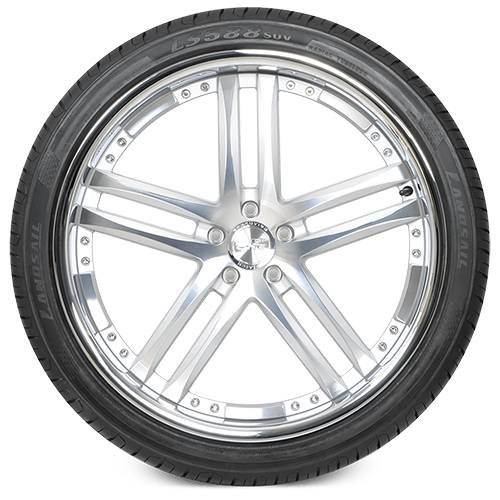 Nahaufnahme eines Autoreifens mit einer glänzenden verchromten Felge mit fünf Speichen aus einer Leichtmetalllegierung.