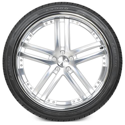 Chrome-Felge mit fünf Speichen für ein Auto mit montiertem Reifen auf schwarzem Hintergrund.