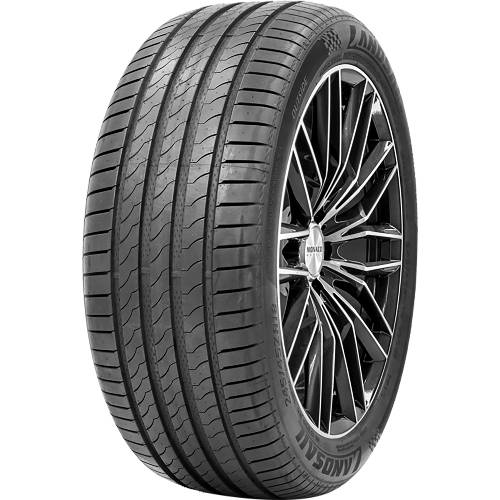 Eine Nahaufnahme eines schwarzen Michelin-Reifens, der auf einem modernen Leichtmetallrad gegen einen einfachen schwarzen Hintergrund montiert ist.