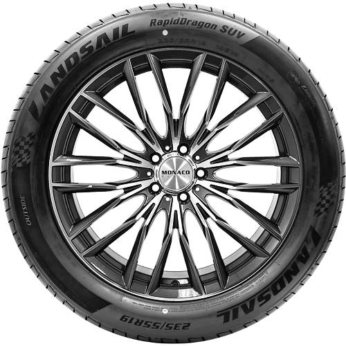 Nahaufnahme eines schwarzen Leichtmetallrad-Reifens eines Autos, mit der Marke 