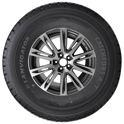 Nahaufnahme eines schwarzen Allterrain-Reifens, montiert auf einem silbernen Mehrlock-Leichtmetallrad, mit „CATCHFORS A/T