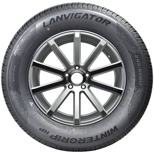 Schwarzer Autorreifen, montiert auf einer silbernen Leichtmetallfelge, frontal dargestellt mit sichtbarer Beschriftung „LANVIGATOR