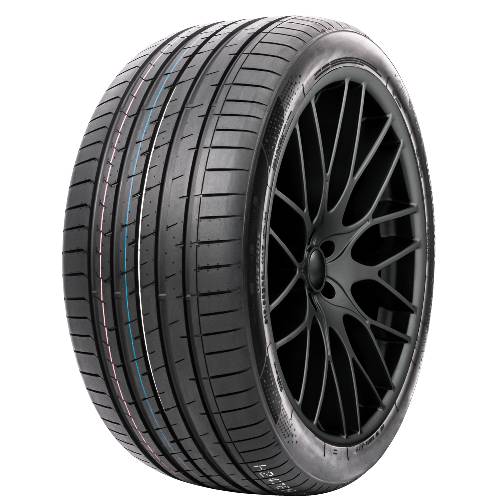 Schwarzer Hochleistungsreifen für Sportautos und Leichtmetallrad auf einfarbig schwarzem Hintergrund, in Dreiviertelperspektive dargestellt.