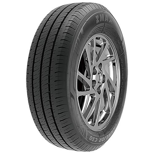 Ein schwarzer Autoreifen, montiert auf einem silbernen Leichtmetallrad, auf einfachem schwarzem Hintergrund dargestellt.