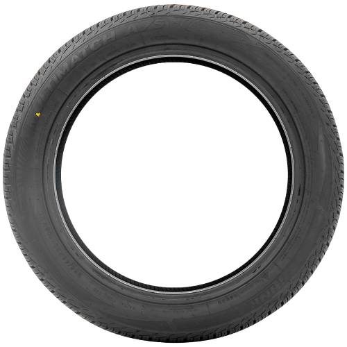 Ein schwarzer Reifen von oben auf einfarbig schwarzem Hintergrund betrachtet.