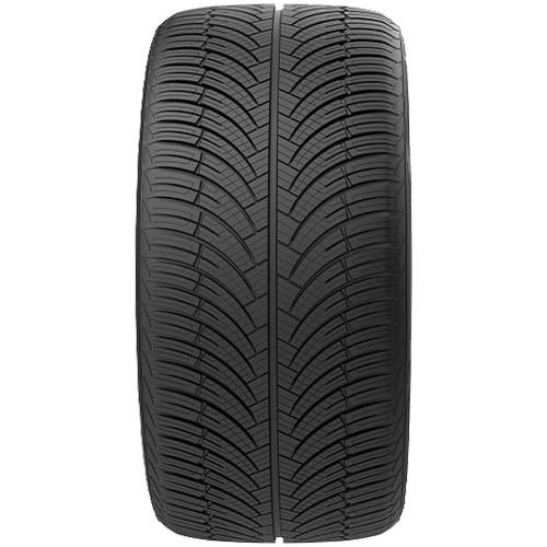Nahaufnahme eines Reifenprofils eines schwarzen Autoreifens auf einfachem dunklem Hintergrund, das ein direktionales V-förmiges Muster zeigt.