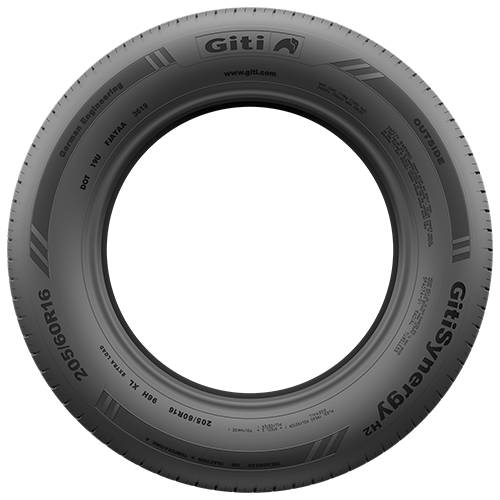 Draufsicht eines Giti-Reifens, auf dem der Markenname, das Modell „GitiSynergy HZ