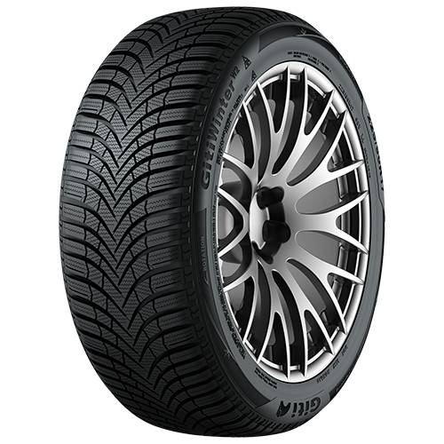 Schwarzer Winterreifen, montiert auf einer silbernen Leichtmetallfelge, isoliert auf dunklem Hintergrund dargestellt.